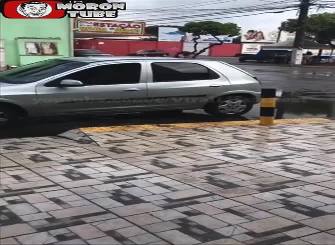 Video :According to rumors, the biker had his eye on this attractive female